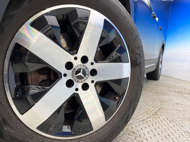 ●純正18インチアルミホイール:輸入車ならではの卓越した走りを支えるホイールと足回りです!日本車の走りに慣れている方にもぜひ体感して頂きたいほど、高いレベルでまとまっています!