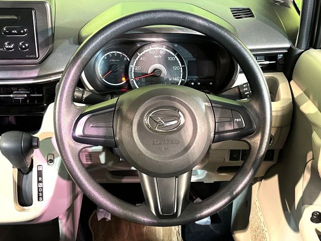 �C���e���A�ɍ��킹���f�U�C���̃X�e�A�����O�́A�^�]�������̂��Ƃ��l���A�^�]���₷���`��A�傫���ł��B�����x�A���ۂɐG���Ă��m���߂��������B