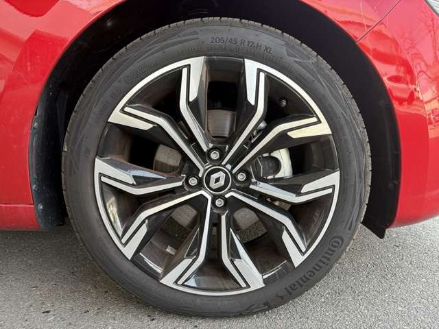 �C���e���A�́A�R���p�N�g�J�[�̘g�𒴂����m�o�i���ƁA�X�}�[�g�R�N�s�b�g�ƌĂ΂��h���C�o�[�𒆐S�ɍl����ꂽ�^�]��(�R�N�s�b�g)�̐l�ԍH�w�Ɋ�Â��f�U�C���ƂȂ����B