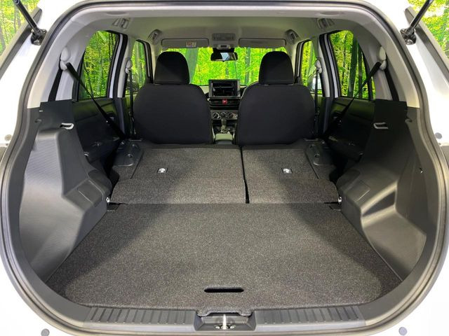 ���i�̂���������ʋ΁A���}���ɏ\���ȉ׎��X�y�[�X���m�ۂ��Ă���܂��B�Z�J���h�V�[�g��|���ƁA�傫�ȉו��̐ύڂ��\�ł���