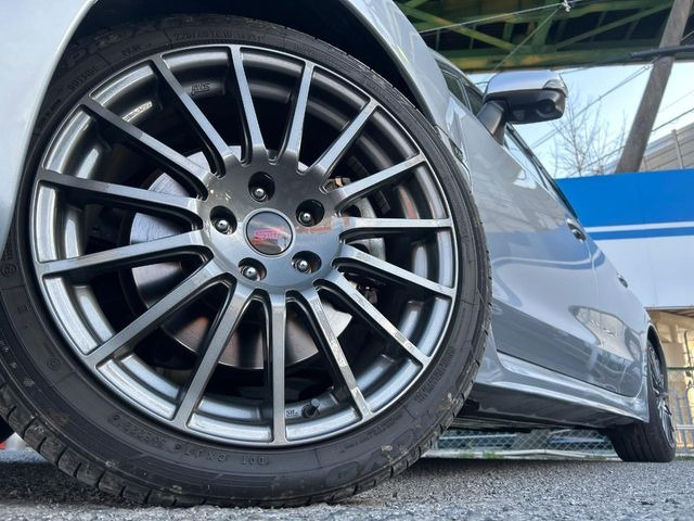 �y�O���[�h��p����18�C���`�A���~�z�C�[���z�f�U�C�����̍��������A���~�z�C�[���𑕒����Ă���܂��B�e��ЊO�A���~�z�C�[����A�X�^�b�h���X�^�C�����戵�����Ă���܂��B���񂲑��k����������