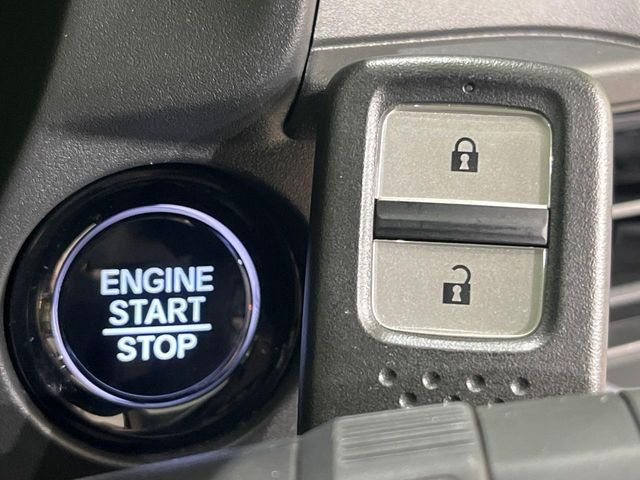 �yHonda�X�}�[�g�L�[�z�J�o����|�P�b�g�ɓ��ꂽ�܂܂ł��h�A�̎{���E�������\�ȃX�}�[�g�L�[�𑕔��B�G���W���̃I���E�I�t�����J�M�����o���K�v����������Ƃ��Ă��֗��ł���