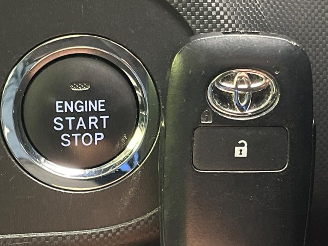 【スマートキー】カバンやポケットに入れたままでもドアの施錠・解錠が可能なスマートキーを装備。エンジンのオン・オフ時もカギを取り出す必要が無いからとっても便利です♪