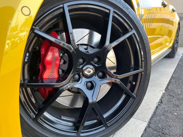 ●純正19インチアルミホイール:輸入車ならではの卓越した走りを支えるホイールと足回りです!日本車の走りに慣れている方にもぜひ体感して頂きたいほど、高いレベルでまとまっています!