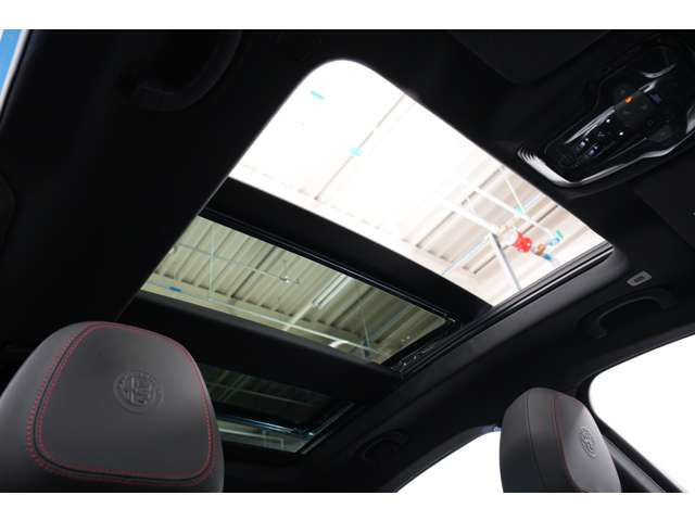 �d�q����ώ��_���p�[�������ALFA�A�N�e�B�u�T�X�y���V������u���b�N����Ƃ�����O���p�[�c���̗p���ꂽ���胂�f���A�X�e�����B�I�ł̓~�U�[�m�u���[��50��/�u���J�m�u���b�N��30��̓W�J�ƂȂ�܂��B