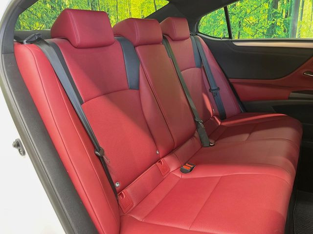 後部座席も気になるようなキズ・汚れやへたり等、大きなダメージはなく、良好な状態です。