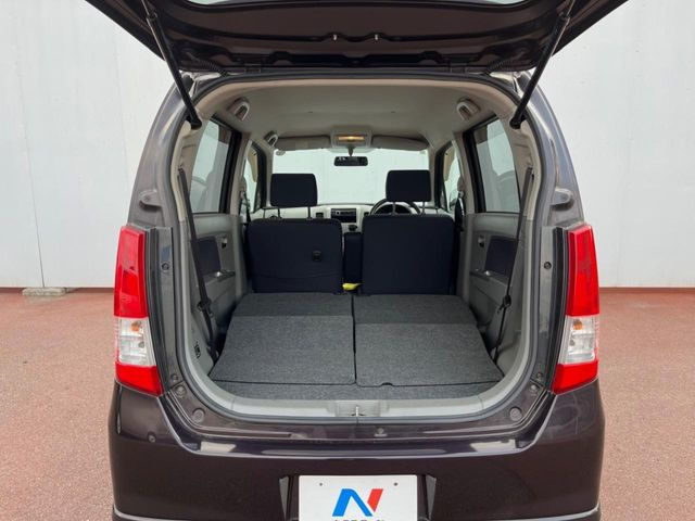 ���i�̂���������ʋ΁A���}���ɏ\���ȉ׎��X�y�[�X���m�ۂ��Ă���܂��B�Z�J���h�V�[�g��|���ƁA�傫�ȉו��̐ύڂ��\�ł���