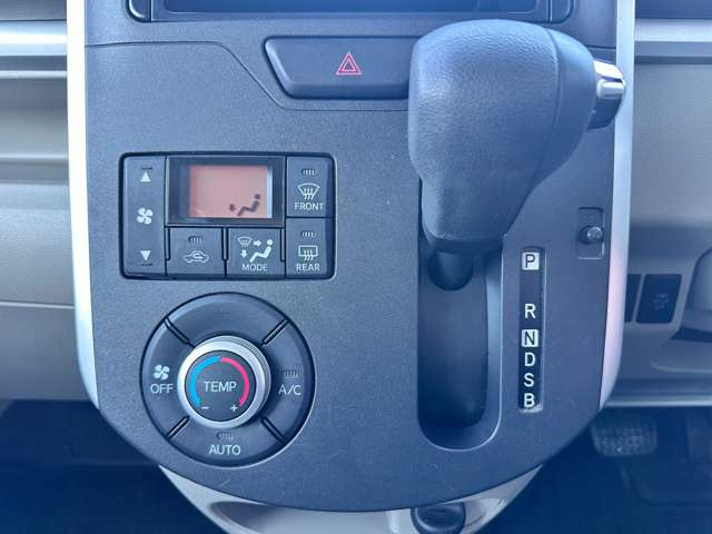 発進時や後退時に操作するレバーです。操作のしやすさが肝になってきます。ぜひ一度体感してください。