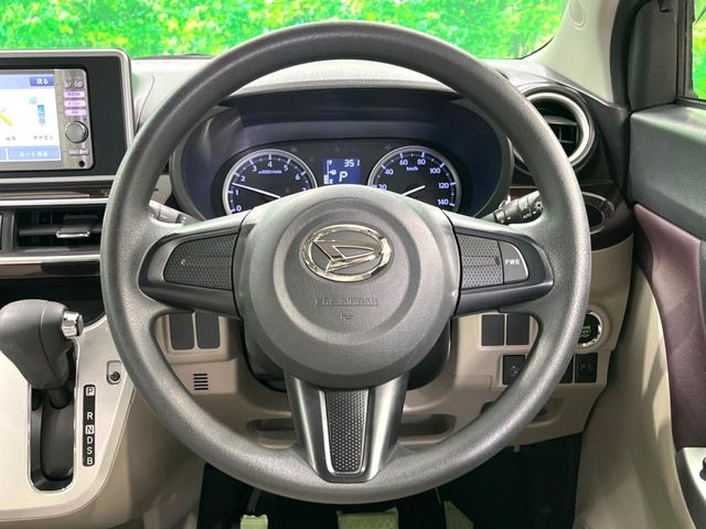 インテリアに合わせたデザインのステアリングは、運転される方のことも考え、運転しやすい形状、大きさです。是非一度、実際に触ってお確かめください。