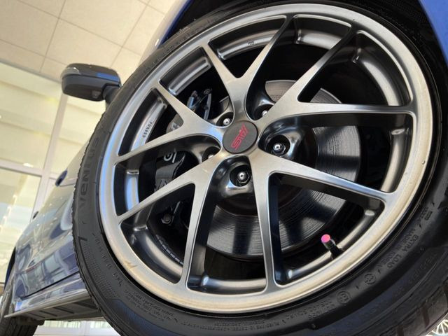 �y����18�C���`�A���~�z�C�[���z�O�ςɃ}�b�`���������A���~�z�C�[���𑕒����Ă���܂��B�e��ЊO�A���~�z�C�[����A�X�^�b�h���X�^�C�����戵�����Ă���܂��B���񂲑��k����������