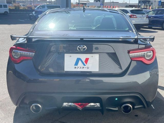 安心の最長10年・走行無制限保証(有償)をご用意。保証内容も充実はもちろん、無料点検&オイル交換や、年中無休の全国・24時間ロードサービスも付帯されておりますのでご安心下さい。