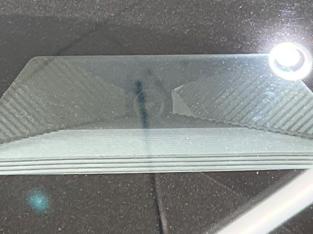 【衝突軽減装置】走行中に前方の車両等を認識し、衝突しそうな時は警報とブレーキで衝突回避と被害軽減をアシスト。より安全にドライブをお楽しみいただけます。