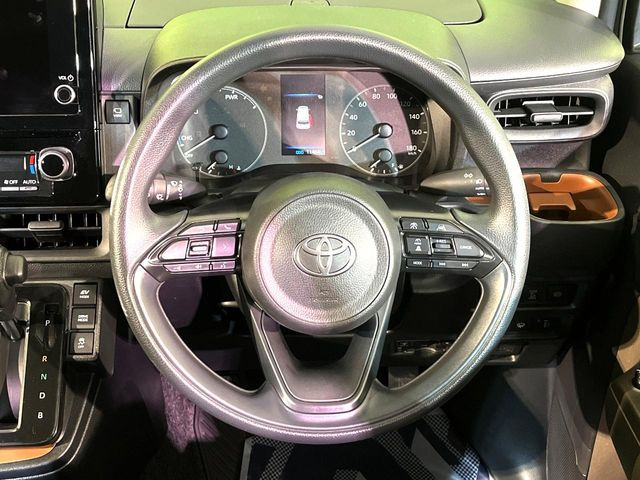 �C���e���A�ɍ��킹���f�U�C���̃X�e�A�����O�́A�^�]�������̂��Ƃ��l���A�^�]���₷���`��A�傫���ł��B�����x�A���ۂɐG���Ă��m���߂��������B