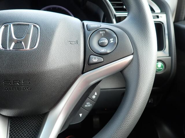 �y�N���[�Y�R���g���[���z�������H�ł̒��������s���y�ɁB�A�N�Z���y�_���𓥂܂��Ɏԑ������ɕۂ��Ƃ��\�ł��B�O���̎ԗ������m���ĎԊԂ�ۂ悤�ɑ��x���߂��Ă���܂�!!