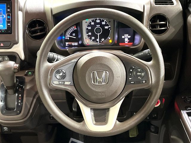 �C���e���A�ɍ��킹���f�U�C���̃X�e�A�����O�́A�^�]�������̂��Ƃ��l���A�^�]���₷���`��A�傫���ł��B�����x�A���ۂɐG���Ă��m���߂��������B