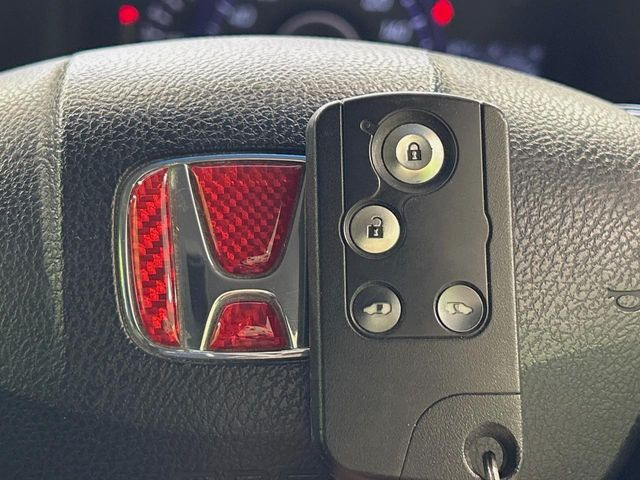 �yHonda�X�}�[�g�L�[�z�J�o����|�P�b�g�ɓ��ꂽ�܂܂ł��h�A�̎{���E�������\�ȃX�}�[�g�L�[�𑕔��B�G���W���̃I���E�I�t�����J�M�����o���K�v����������Ƃ��Ă��֗��ł���