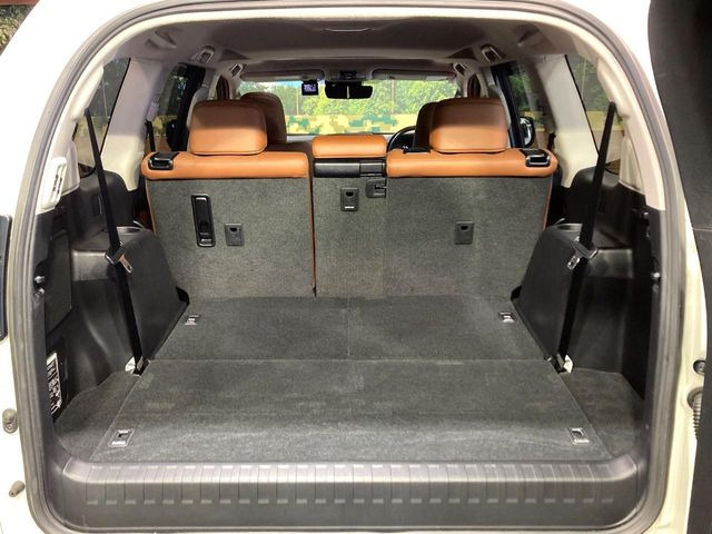 ���i�̂���������ʋ΁A���}���ɏ\���ȉ׎��X�y�[�X���m�ۂ��Ă���܂��B�Z�J���h�V�[�g��|���ƁA�傫�ȉו��̐ύڂ��\�ł���