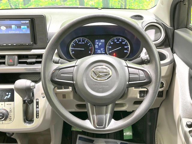 インテリアに合わせたデザインのステアリングは、運転される方のことも考え、運転しやすい形状、大きさです。是非一度、実際に触ってお確かめください。