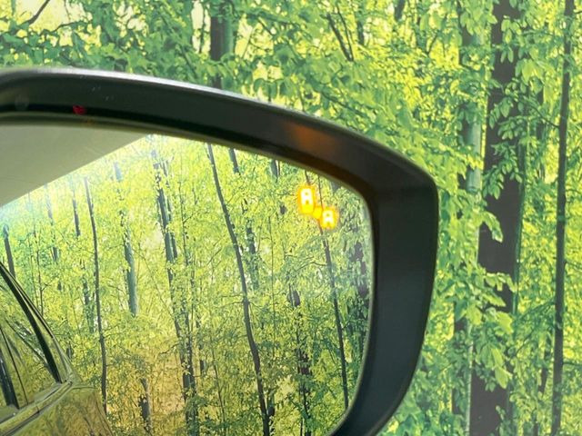 【ブラインドスポットモニタリング】走行中、ドアミラーの死角になりやすい箇所に後続車が接近するとサイドミラー付近に警告を表示、ドライバーに注意喚起をしてくれます。