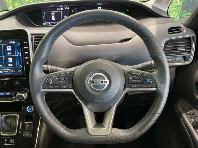 �C���e���A�ɍ��킹���f�U�C���̃X�e�A�����O�́A�^�]�������̂��Ƃ��l���A�^�]���₷���`��A�傫���ł��B�����x�A���ۂɐG���Ă��m���߂��������B