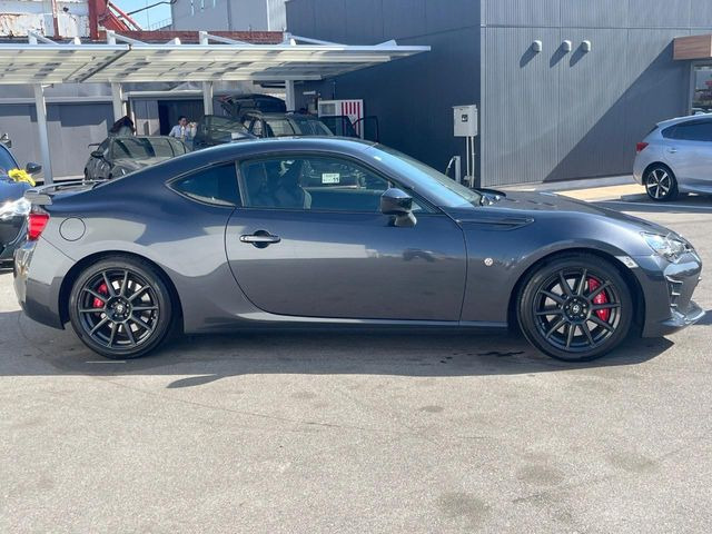 高透明度のガラス皮膜で撥水はもちろん、上質なツヤ・光沢を実現。紫外線や酸性雨から大切な愛車を保護し、色あせ・劣化を防止。「弾スプラッシュコート」、「弾プリミッサコート」からお選びいただけます。