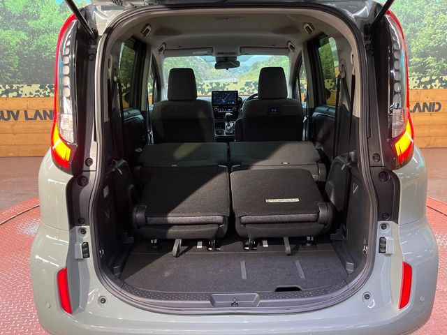 後席を格納すると、これだけの広さが!シーンに合わせたシートアレンジで、大きな荷物も積むことが出来ます♪