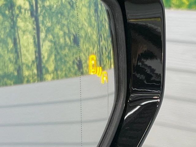 【ブラインドスポットモニター】走行中、ドアミラーの死角になりやすい箇所に後続車が接近するとサイドミラーのレンズに警告を表示!ドライバーに注意喚起をしてくれます。