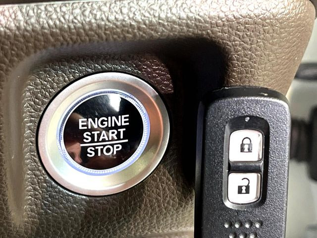 �yHonda�X�}�[�g�L�[�z�J�o����|�P�b�g�ɓ��ꂽ�܂܂ł��h�A�̎{���E�������\�ȃX�}�[�g�L�[�𑕔��B�G���W���̃I���E�I�t�����J�M�����o���K�v����������Ƃ��Ă��֗��ł���