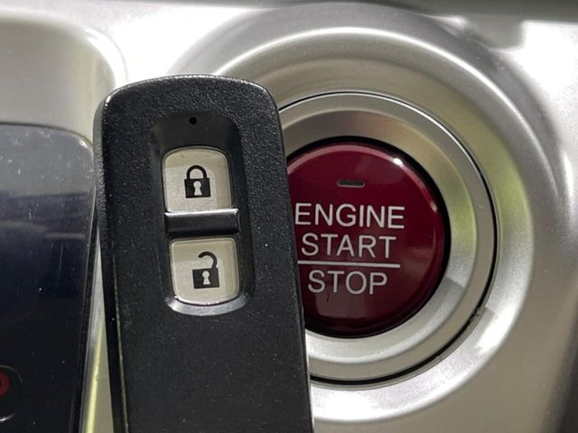 �yHonda�X�}�[�g�L�[�z�J�o����|�P�b�g�ɓ��ꂽ�܂܂ł��h�A�̎{���E�������\�ȃX�}�[�g�L�[�𑕔��B�G���W���̃I���E�I�t�����J�M�����o���K�v����������Ƃ��Ă��֗��ł���