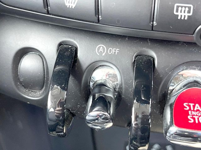 ���A�C�h�����O�X�g�b�v:�ԐM����a�؂Œ�Ԃ����ۂɃG���W�����~���A���ʂȔR���̏����}���܂��B�R��������ی�ɂȂ���@�\��G���W���̓u���[�L�𗣂��΍Ďn�����܂��B