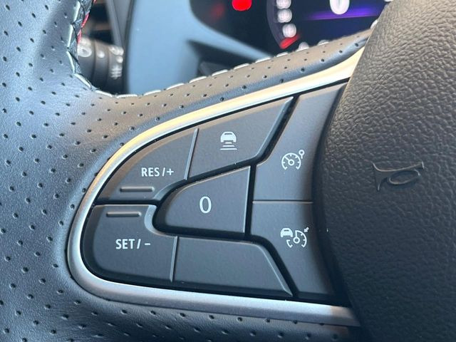 ●レーダークルーズコントロール:前の車との車間距離を一定にとりつつ、一定速度で自動走行してくれる次世代のクルーズコントロール!主に高速道路や自動車専用道路で使用する便利な機能です!