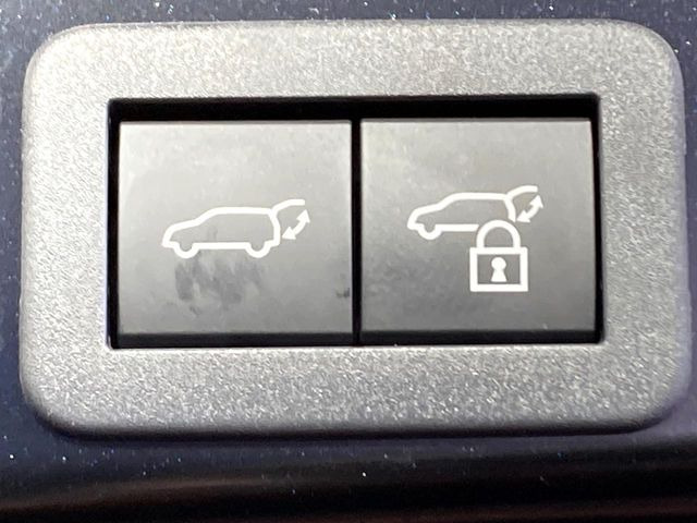 【パワーバックドア】スマートキーや運転席のボタンを押すだけでリアゲートが自動で開閉します!荷物を持っている時や、高い位置にあるバックドアを閉める際に便利な機能です♪