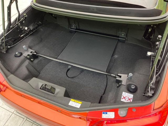 ���i�̂���������ʋ΁A���}���ɏ\���ȉ׎��X�y�[�X���m�ۂ��Ă���܂��B�Z�J���h�V�[�g��|���ƁA�傫�ȉו��̐ύڂ��\�ł���