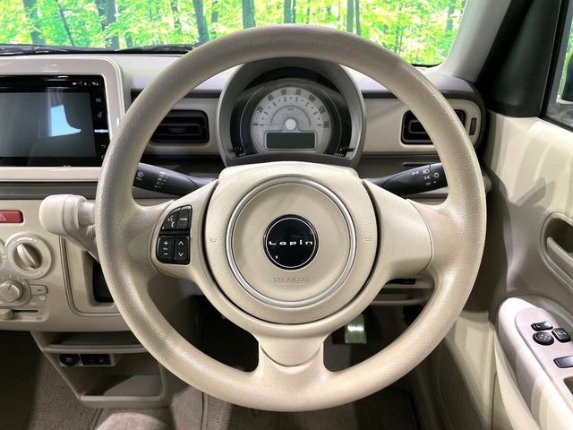 �C���e���A�ɍ��킹���f�U�C���̃X�e�A�����O�́A�^�]�������̂��Ƃ��l���A�^�]���₷���`��A�傫���ł��B�����x�A���ۂɐG���Ă��m���߂��������B