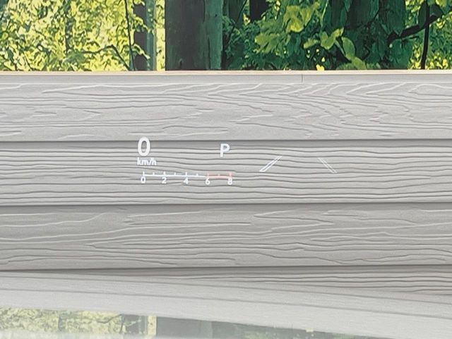 【カラーヘッドアップディスプレイ】現在の速度や走行情報をデジタル表示で運転席前方のガラスに投影!カラー付きで視認性も高く、運転中目線をずらさず必要な情報を確認できるのでとっても便利で安心!