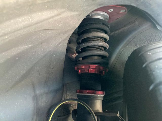 【BLITZ車高調】車高が低くなり、スタイリッシュな見た目となっております。車両の重心が下がる事で、走行時の安定性も向上します♪