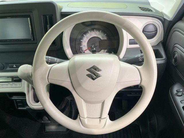 �C���e���A�ɍ��킹���f�U�C���̃X�e�A�����O�́A�^�]�������̂��Ƃ��l���A�^�]���₷���`��A�傫���ł��B�����x�A���ۂɐG���Ă��m���߂��������B