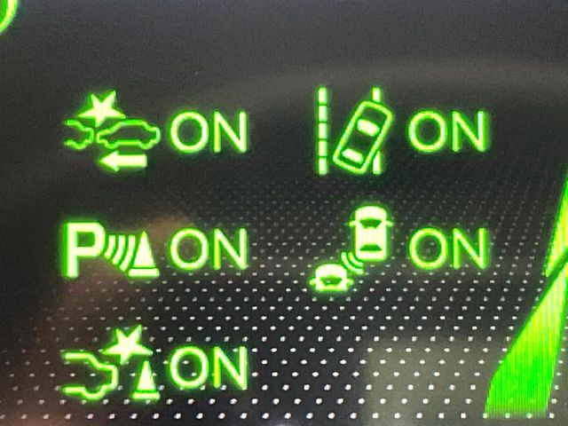 �y�z���_�Z���V���O�z���s���ɑO���̎ԗ�����F�����A�Փ˂������Ȏ��͌x��ƃu���[�L�ŏՓˉ���Ɣ�Q�y�����A�V�X�g�B�����S�Ƀh���C�u�����y���݂��������܂��B