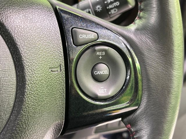 【クルーズコントロール】高速道路もラクラク走行。アクセルを離しても一定速度で走行ができ、長距離運転時の負担を軽減!加速・減速も簡単なスイッチ操作で調整できます。