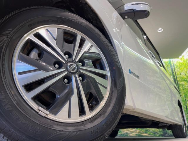 �y����15�C���`�A���~�z�C�[���z�O�ςɃ}�b�`���������A���~�z�C�[���𑕒����Ă���܂��B�e��ЊO�A���~�z�C�[����A�X�^�b�h���X�^�C�����戵�����Ă���܂��B���񂲑��k����������