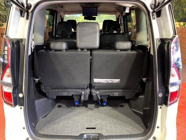 ���i�̂���������ʋ΁A���}���ɏ\���ȉ׎��X�y�[�X���m�ۂ��Ă���܂��B�Z�J���h�V�[�g��|���ƁA�傫�ȉו��̐ύڂ��\�ł���