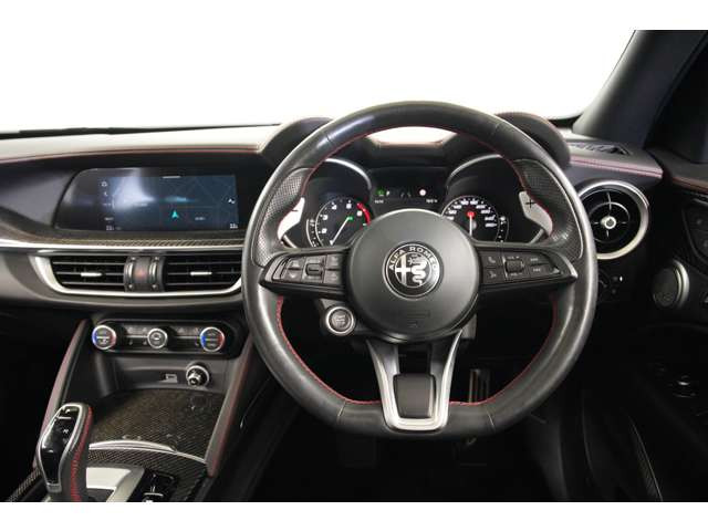 �C���e���A���ʂ���Ȃ����b�h�X�e�b�`���A�N�Z���g�ɉ����A�V�b�N�ł���Ȃ�����C�^���A�Ԃ炵���������ȕ��͋C�Ɏd�オ���Ă���܂��B