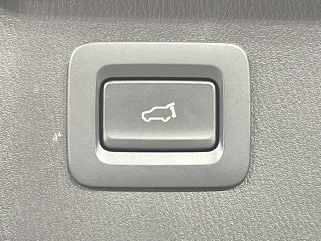 【パワーバックドア】スマートキーや運転席のボタンを押すだけでリアゲートが自動で開閉します!荷物を持っている時や、高い位置にあるバックドアを閉める際に便利な機能です♪