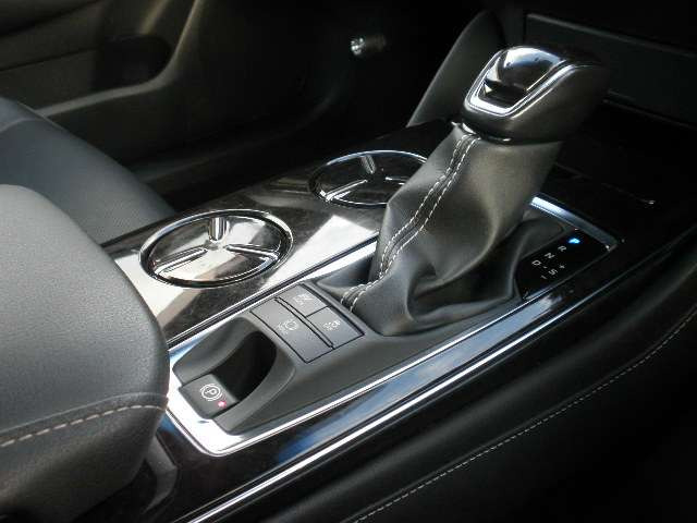 ���X�͔N�����x�ƂȂ��Ă���܂��B�c�Ǝ��Ԃ�10:00�`19:00�ł��B