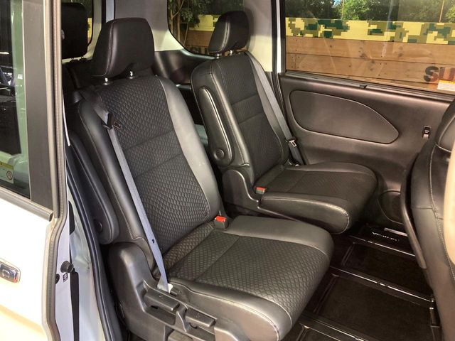 �Z�J���h�V�[�g�͒������������ƂȂ��Ă���A�X���C�h����ΒʘH�X�y�[�X���o��!�O��̈ړ����Ƃ��Ă��ȒP�ł���������A8����Ԏ������K�ȍ���S�n�̃V�[�g�ƂȂ��Ă��܂���