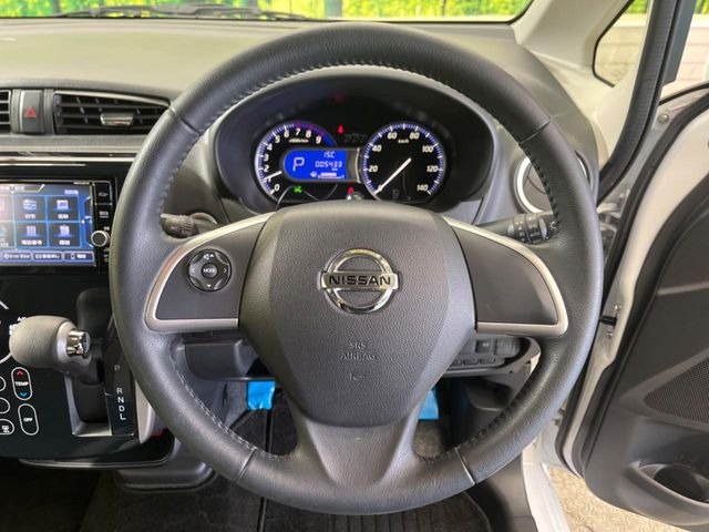 �C���e���A�ɍ��킹���f�U�C���̃X�e�A�����O�́A�^�]�������̂��Ƃ��l���A�^�]���₷���`��A�傫���ł��B�����x�A���ۂɐG���Ă��m���߂��������B