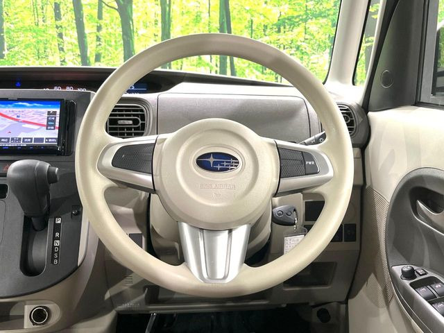 �C���e���A�ɍ��킹���f�U�C���̃X�e�A�����O�́A�^�]�������̂��Ƃ��l���A�^�]���₷���`��A�傫���ł��B�����x�A���ۂɐG���Ă��m���߂��������B