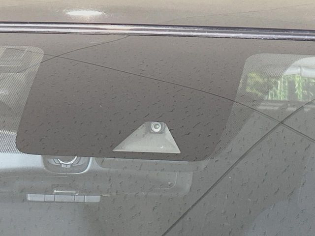 �y�C���e���W�F���g�G�}�[�W�F���V�[�u���[�L�z�t�����g�J�����őO���̎ԗ�����s�҂����m�B�Փ˂������Ȏ��͏Փ˔�Q�y���u���[�L���쓮�A�Փˉ�����T�|�[�g�B�����S�Ƀh���C�u�����y���݂��������܂��B