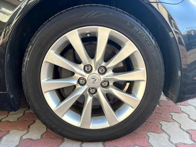 �y����18�C���`�A���~�z�C�[���z�O�ςɃ}�b�`���������A���~�z�C�[���𑕒����Ă���܂��B�e��ЊO�A���~�z�C�[����A�X�^�b�h���X�^�C�����戵�����Ă���܂��B���񂲑��k����������