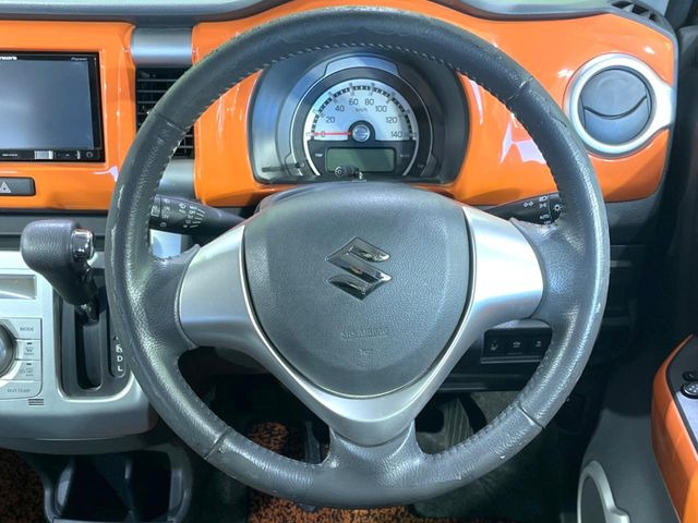 �C���e���A�ɍ��킹���f�U�C���̃X�e�A�����O�́A�^�]�������̂��Ƃ��l���A�^�]���₷���`��A�傫���ł��B�����x�A���ۂɐG���Ă��m���߂��������B
